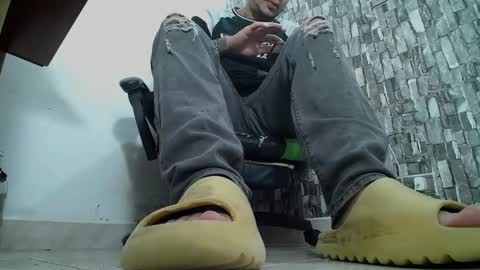 Snapshot of srfindomfeet_ chatting on January 21, 2025, 6:33 am sr master cum its my old account online show from January 21, 2025, 6:33 am