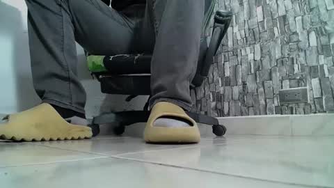 Snapshot of srfindomfeet_ chatting on January 21, 2025, 5:30 pm sr master cum its my old account online show from January 21, 2025, 5:30 pm