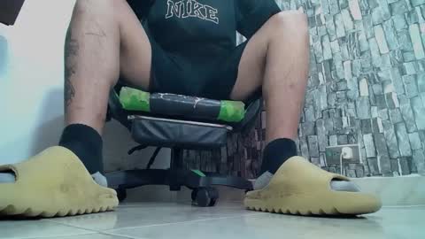 Snapshot of srfindomfeet_ chatting on January 21, 2025, 8:32 pm sr master cum its my old account online show from January 21, 2025, 8:32 pm