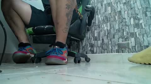 Snapshot of srfindomfeet_ chatting on January 24, 2025, 2:28 am sr master cum its my old account online show from January 24, 2025, 2:28 am