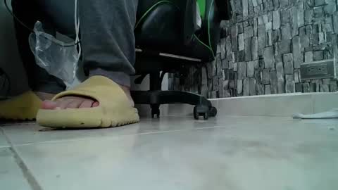 Snapshot of srfindomfeet_ chatting on January 25, 2025, 7:06 am sr master cum its my old account online show from January 25, 2025, 7:06 am