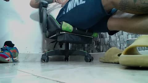 Snapshot of srfindomfeet_ chatting on January 25, 2025, 10:28 pm sr master cum its my old account online show from January 25, 2025, 10:28 pm