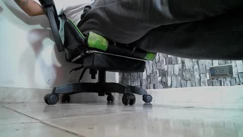 Snapshot of srfindomfeet_ chatting on January 27, 2025, 5:04 pm sr master cum its my old account online show from January 27, 2025, 5:04 pm