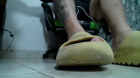 Snapshot of srfindomfeet_ chatting on February 2, 2025, 4:26 am sr master cum its my old account online show from February 2, 2025, 4:26 am