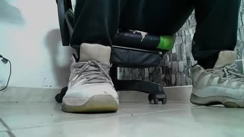 Snapshot of srfindomfeet_ chatting on February 12, 2025, 8:40 pm sr master cum its my old account online show from February 12, 2025, 8:40 pm