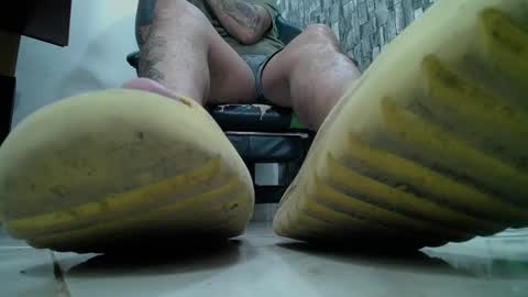 Snapshot of srfindomfeet_ chatting on February 15, 2025, 5:09 am sr master cum its my old account online show from February 15, 2025, 5:09 am