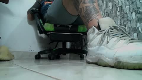 Snapshot of srfindomfeet_ chatting on February 16, 2025, 12:52 am sr master cum its my old account online show from February 16, 2025, 12:52 am