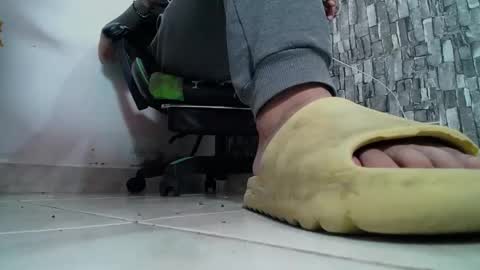 Snapshot of srfindomfeet_ chatting on February 20, 2025, 6:35 pm sr master cum its my old account online show from February 20, 2025, 6:35 pm