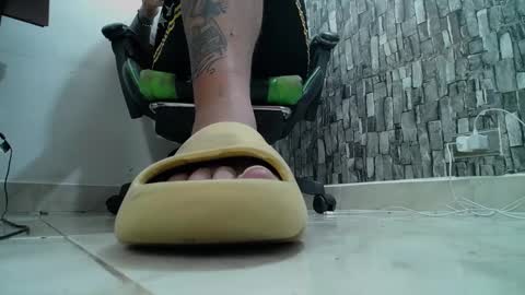 Snapshot of srfindomfeet_ chatting on February 25, 2025, 4:14 am sr master cum its my old account online show from February 25, 2025, 4:14 am