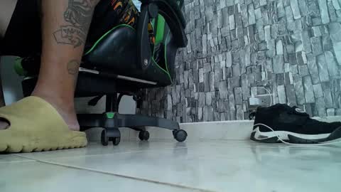 Snapshot of srfindomfeet_ chatting on March 9, 2025, 6:54 pm sr master cum its my old account online show from March 9, 2025, 6:54 pm