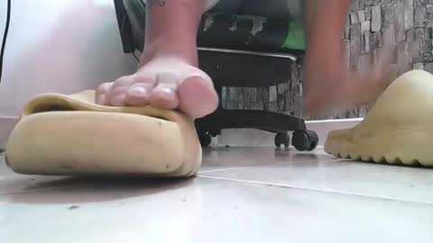 Snapshot of srfindomfeet_ chatting on September 29, 2025, 11:37 am sr master cum its my old account online show from September 29, 2025, 11:37 am