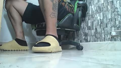 Snapshot of srfindomfeet_ chatting on October 8, 2025, 3:04 am sr master cum its my old account online show from October 8, 2025, 3:04 am