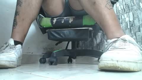 Snapshot of srfindomfeet_ chatting on October 19, 2025, 12:22 am sr master cum its my old account online show from October 19, 2025, 12:22 am