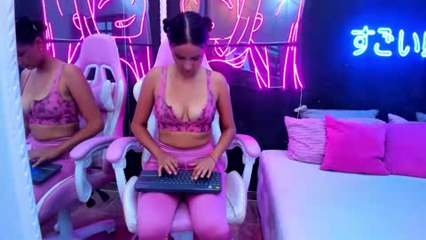 staarlightt online show from September 24, 2025, 8:23 pm