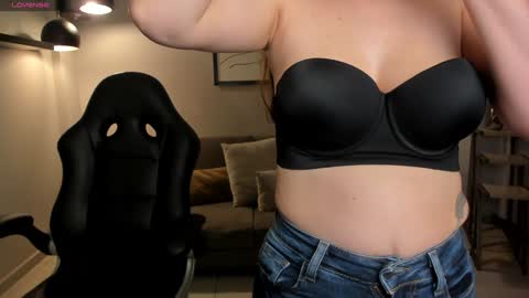 Stacy Woods online show from December 29, 2024, 11:18 am