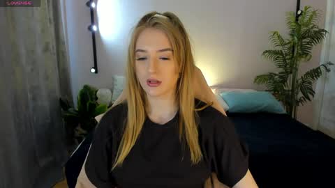Snapshot of stacy_riiver chatting on May 17, 2026, 9:17 am Stacy Mon Tue Wed Thu Fri Sun GMT GMT 3 1000am - 0400pm online show from May 17, 2026, 9:17 am