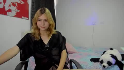 starmoonly online show from December 1, 2025, 9:20 pm