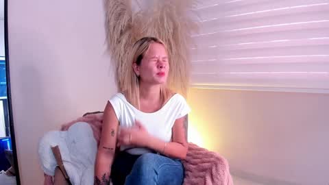 Stefanny   online show from January 1, 2025, 11:49 am