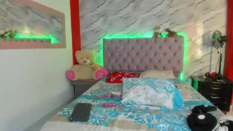 stefany_andruw online show from November 5, 2025, 3:12 pm