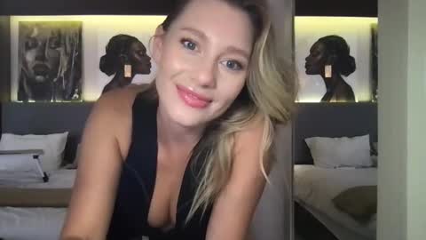 Stella online show from November 4, 2025, 2:32 am