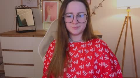 Snapshot of steph_sweet chatting on December 18, 2024, 10:02 pm Emma online show from December 18, 2024, 10:02 pm