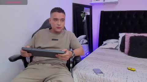 Snapshot of stiiven_lopez chatting on April 15, 2026, 3:19 pm Stiven online show from April 15, 2026, 3:19 pm