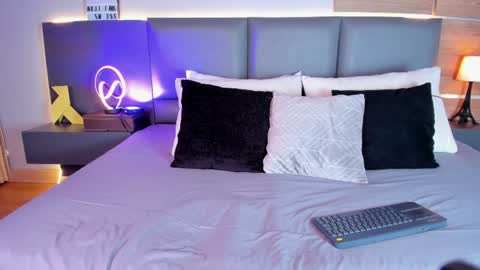 Stone Lee  online show from February 6, 2025, 7:24 am