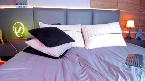 Stone Lee  online show from February 22, 2025, 8:07 am