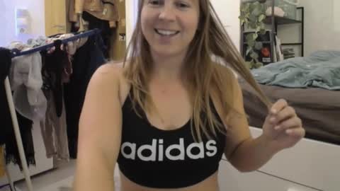 Snapshot of story_of_sarah chatting on November 11, 2025, 8:42 pm Sarah online show from November 11, 2025, 8:42 pm
