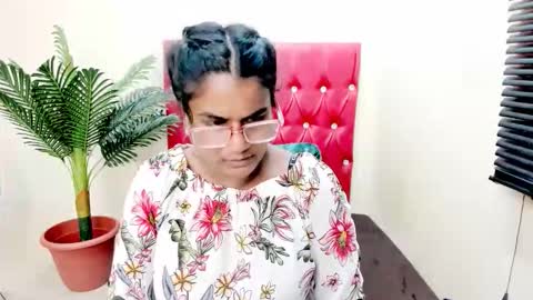 strawberry_lipz online show from November 10, 2025, 4:22 am