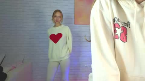 Snapshot of strawberryglow chatting on November 14, 2025, 9:46 pm Alice and Violetta online show from November 14, 2025, 9:46 pm