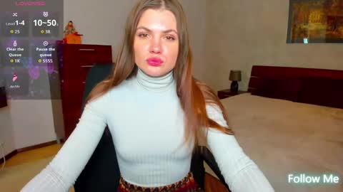 Strawberrylux online show from May 26, 2026, 8:43 am
