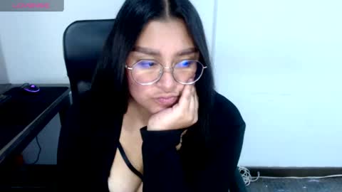 Snapshot of strawlux chatting on April 1, 2026, 4:35 am strawlux online show from April 1, 2026, 4:35 am
