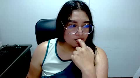 Snapshot of strawlux chatting on May 18, 2026, 4:35 pm strawlux online show from May 18, 2026, 4:35 pm