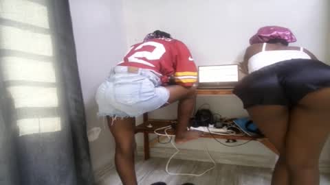 streetlioness online show from December 17, 2025, 1:39 pm