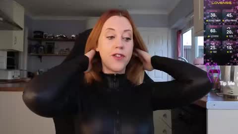 Amorina online show from September 25, 2025, 9:24 am