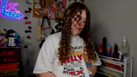 Snapshot of strwbby chatting on April 18, 2026, 6:06 am Strwbby online show from April 18, 2026, 6:06 am