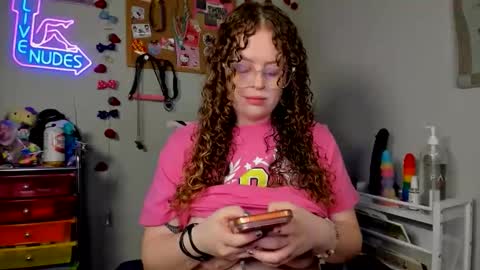 Snapshot of strwbby chatting on May 13, 2026, 5:38 am Strwbby online show from May 13, 2026, 5:38 am