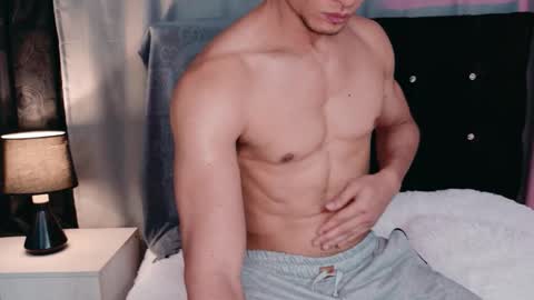 stylish men online show from September 8, 2025, 3:33 pm