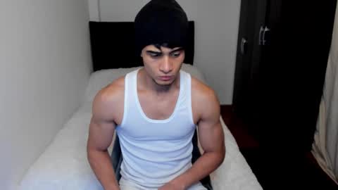 stylish men online show from September 17, 2025, 11:12 am