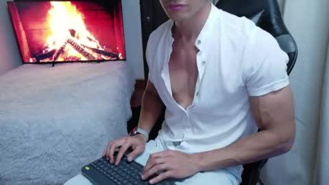 stylish man online show from May 15, 2026, 8:05 pm