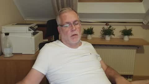 Snapshot of subbear1968 chatting on May 13, 2026, 8:38 pm subbear1968 online show from May 13, 2026, 8:38 pm
