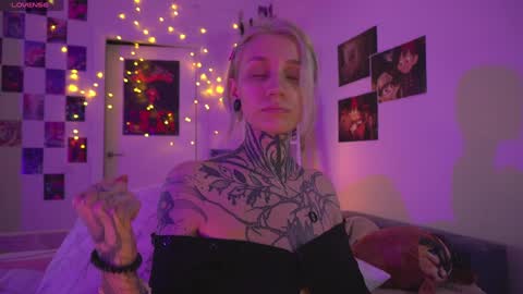 succubus_66 online show from January 14, 2025, 4:40 pm