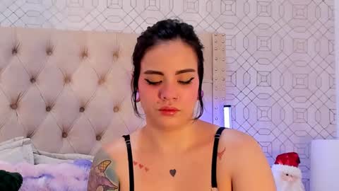 Luna  online show from November 23, 2025, 5:46 pm