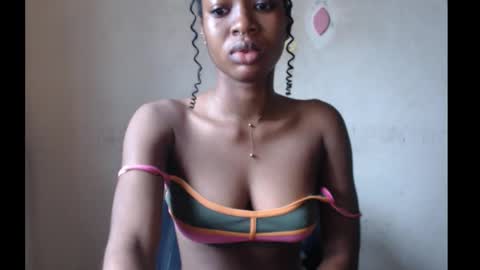 Snapshot of sugarmeltsxx chatting on October 5, 2025, 8:56 am Bella online show from October 5, 2025, 8:56 am