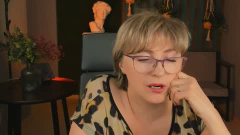 Vivien online show from December 14, 2024, 6:30 pm