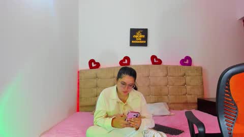 summer_girls01 online show from October 7, 2025, 11:02 pm