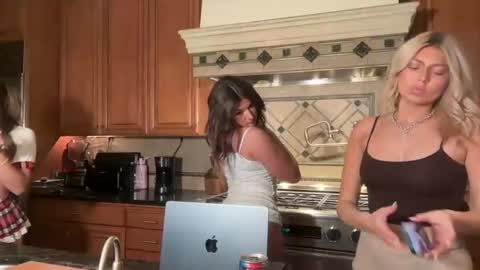 Snapshot of summerclarke2 chatting on October 7, 2025, 6:43 am summerclarke2 online show from October 7, 2025, 6:43 am