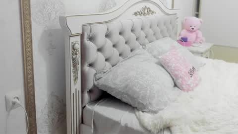 Vanessa online show from April 13, 2026, 5:02 am