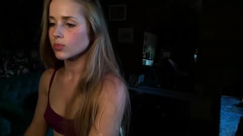 Snapshot of sunshine_pixie chatting on March 5, 2025, 1:10 am Sunray online show from March 5, 2025, 1:10 am